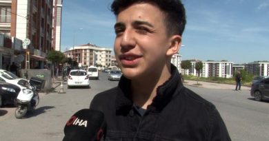 Sokak köpeğinden kaçarken minibüs çarptı: O anlar kamerada