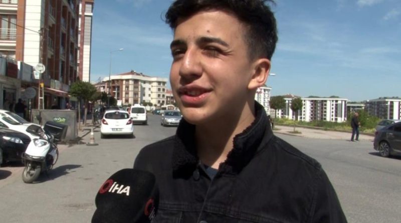 Sokak köpeğinden kaçarken minibüs çarptı: O anlar kamerada