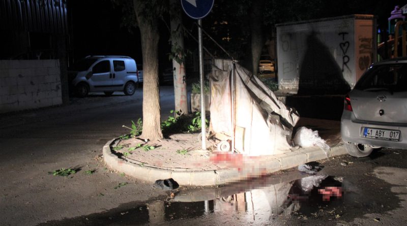 Sokak ortasında bıçaklandı