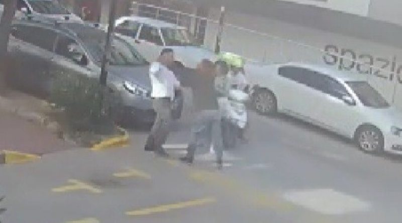 Sokak ortasında kadına şiddete taksiciden müdahale