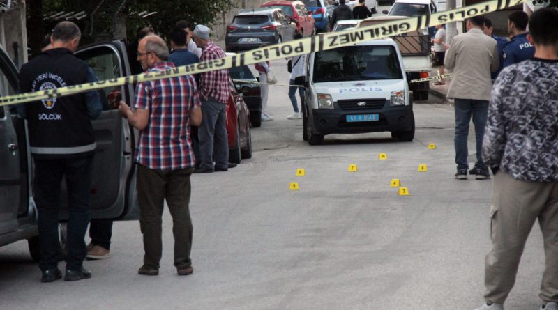 Sokak ortasında silahlı bıçaklı kavga: 1 ölü, 3 yaralı