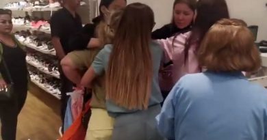 Son kalan bluz için saç saça baş başa kavga ettiler