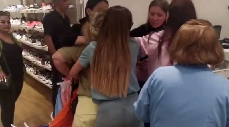 Son kalan bluz için saç saça baş başa kavga ettiler