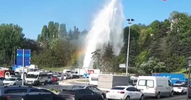 Su borusu patladı, fışkıran su metrelerce yüksekliğe ulaştı