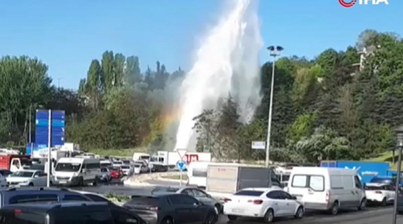 Su borusu patladı, fışkıran su metrelerce yüksekliğe ulaştı