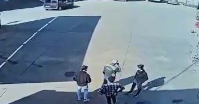 Sultanbeyli'de polisin kovaladığı otomobilin terk edildiği anlar kamerada