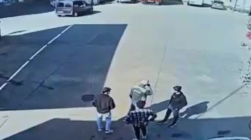 Sultanbeyli'de polisin kovaladığı otomobilin terk edildiği anlar kamerada