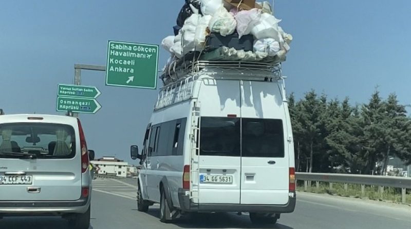 Sultanbeyli’de tehlikeye aldırmayan sürücü, minibüsün üzerinde ev taşıdı