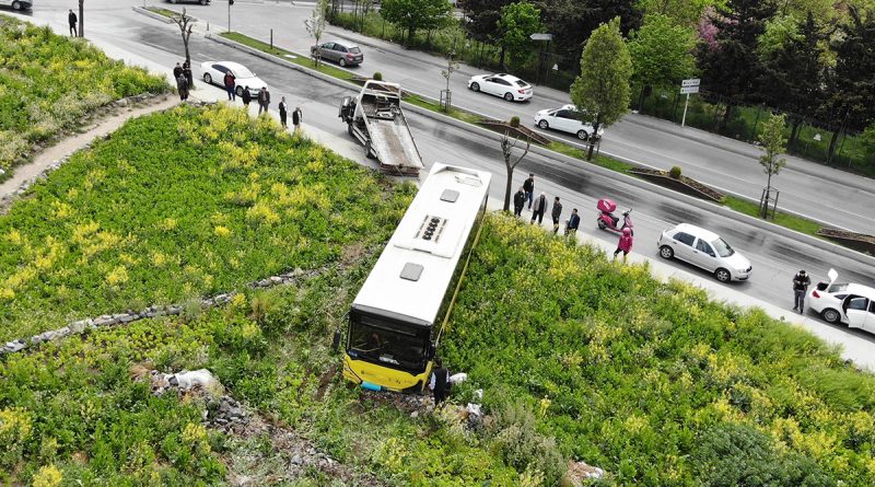 Sultangazi'de facianın eşiğinden dönüldü: İETT otobüsü çayırlık alana uçtu