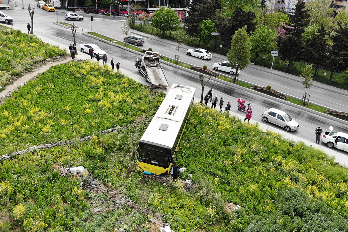 Sultangazi'de facianın eşiğinden dönüldü: İETT otobüsü çayırlık alana uçtu