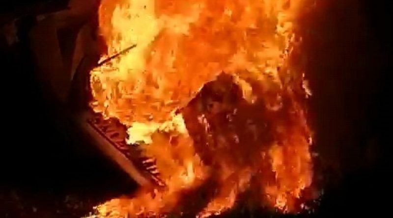 Sürücü yanan tırdan son anda kurtarıldı