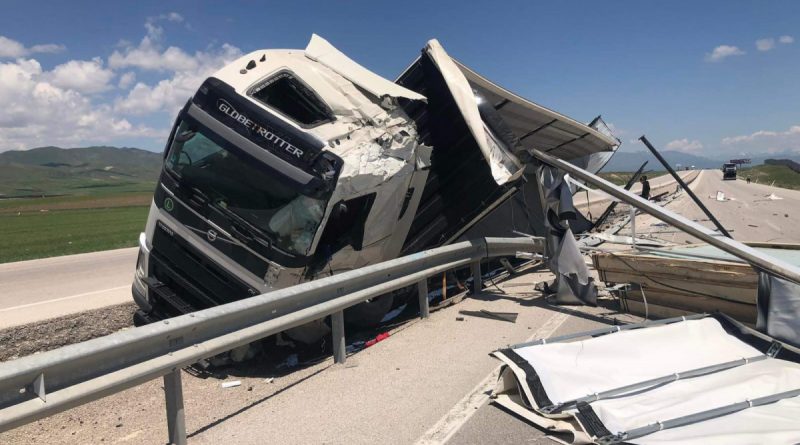 Sürücüsünün direksiyon hakimiyetini kaybettiği tır yoldan çıktı