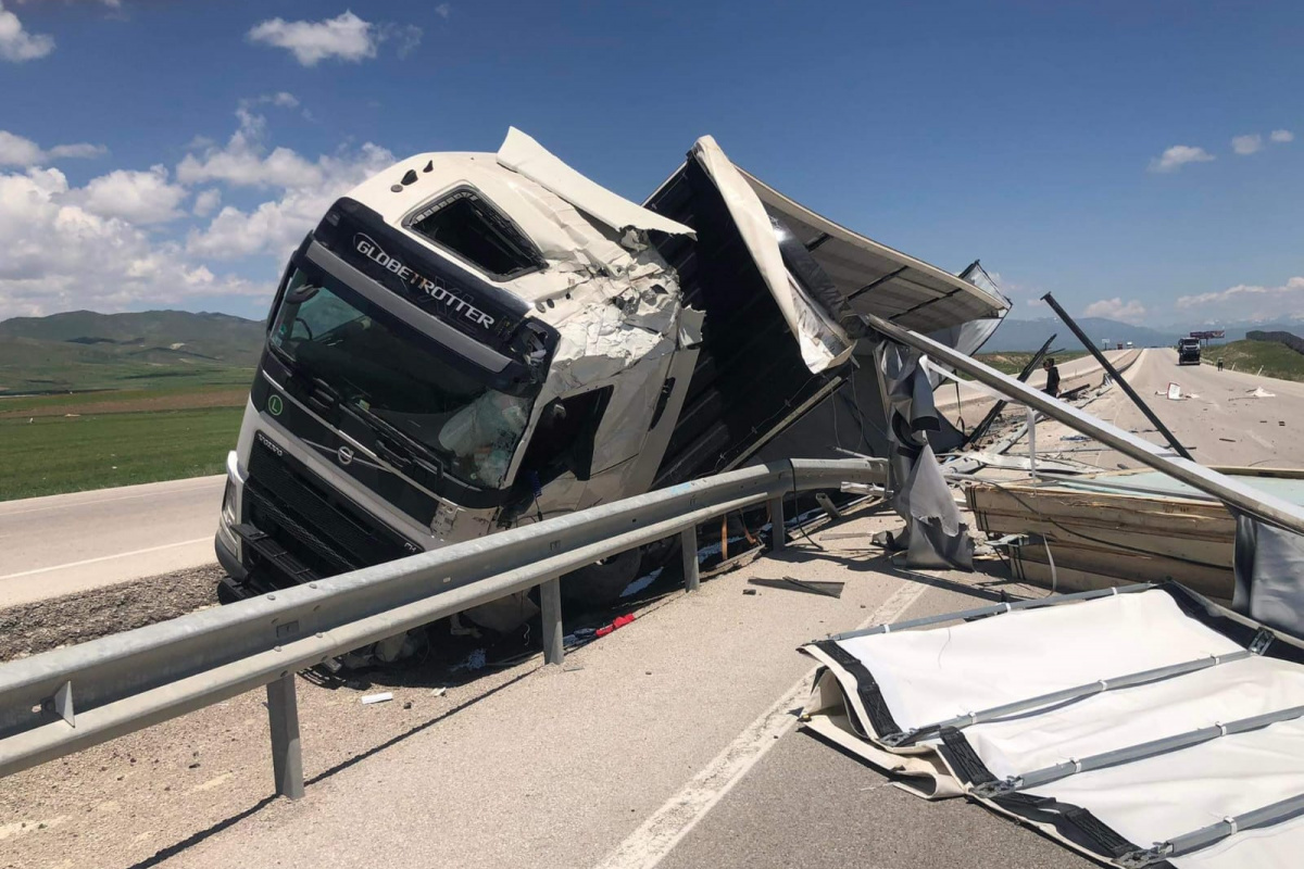 Sürücüsünün direksiyon hakimiyetini kaybettiği tır yoldan çıktı