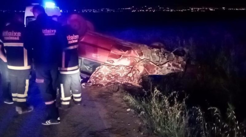 Taklalar atan otomobil hurdaya döndü: 1 ölü