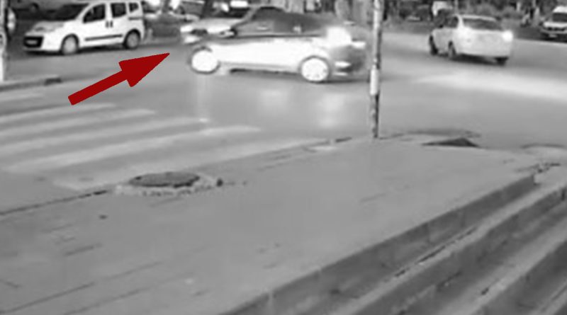 Taksi ile çarpışan otomobilin dükkana çarptığı anlar kamerada