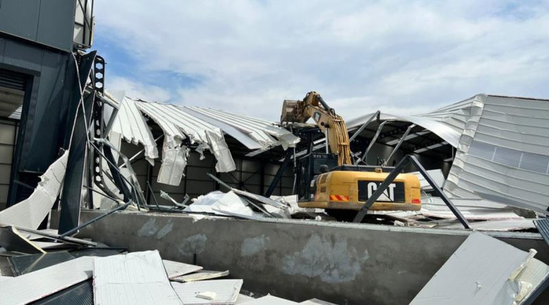 Tarım arazisine yapılan kaçak fabrika yıkıldı
