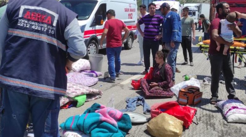 Tarım işçilerini taşıyan kamyonet devrildi: 8’i ağır 15 yaralı