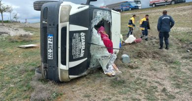 Tarım işçilerini taşıyan minibüs devrildi: 12 yaralı