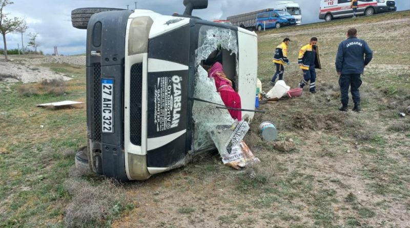 Tarım işçilerini taşıyan minibüs devrildi: 12 yaralı