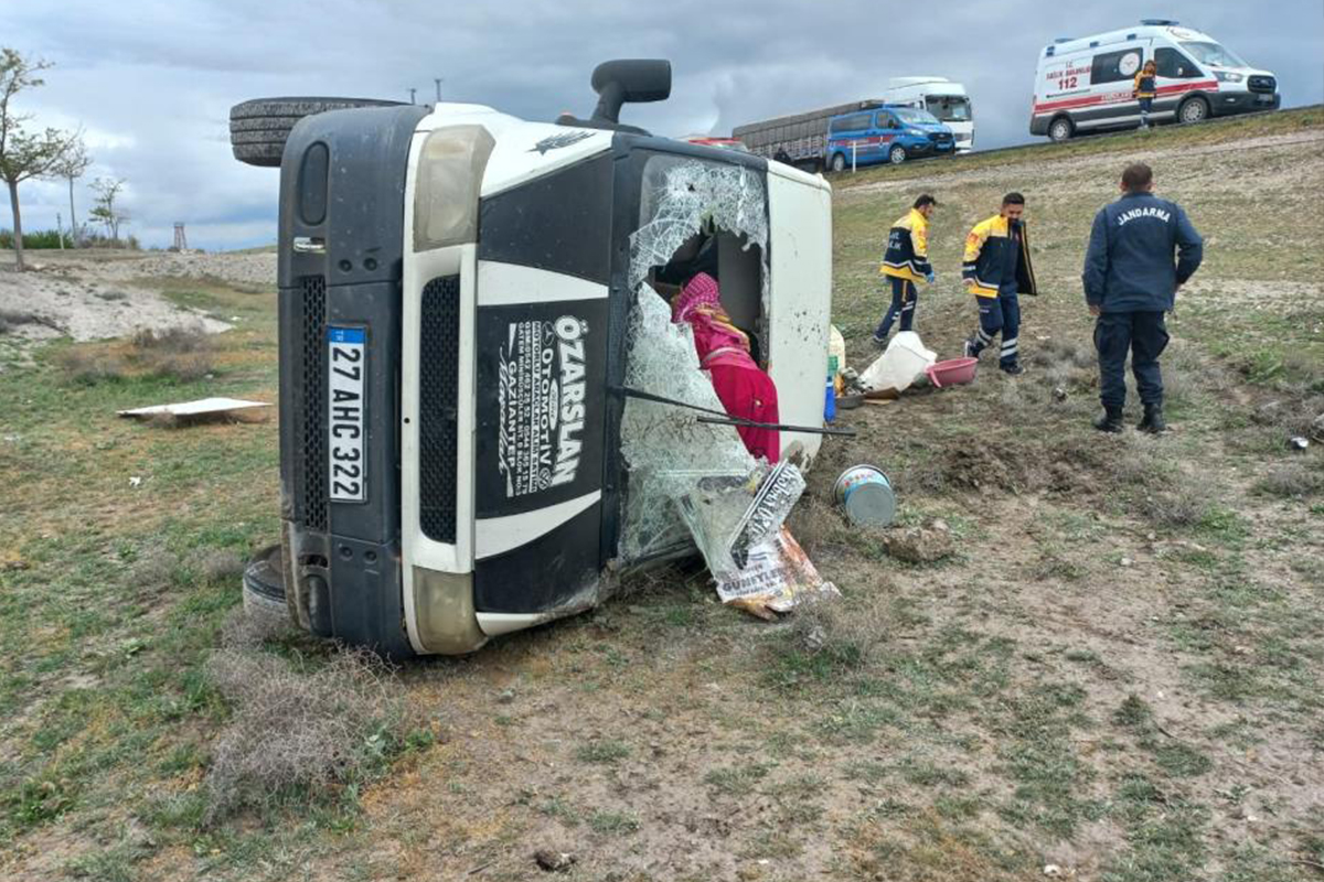 Tarım işçilerini taşıyan minibüs devrildi: 12 yaralı