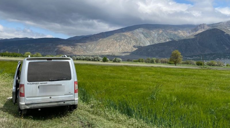 Tarlaya kaçan araç içerisinden 5 kaçak göçmen yakalandı