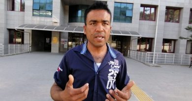 Telefon dolandırıcılarına para kaptırmaktan yaşlı teyzenin ‘fırçası’ sayesinde kurtuldu