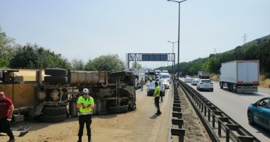 TEM’de bariyerlere çarpan hafriyat yüklü kamyon devrildi