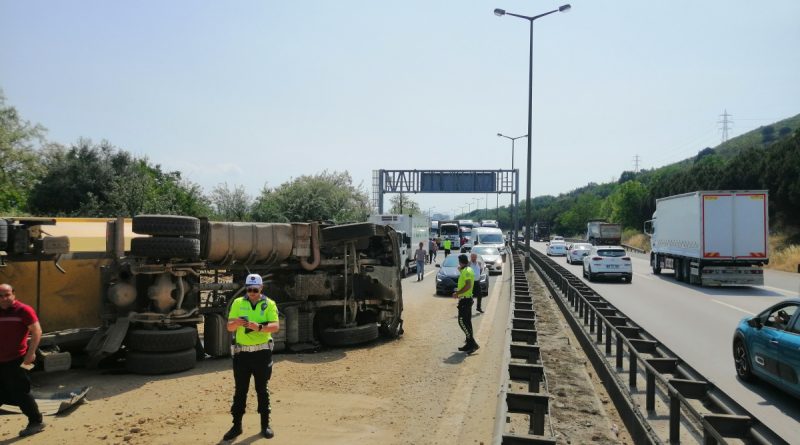TEM’de bariyerlere çarpan hafriyat yüklü kamyon devrildi