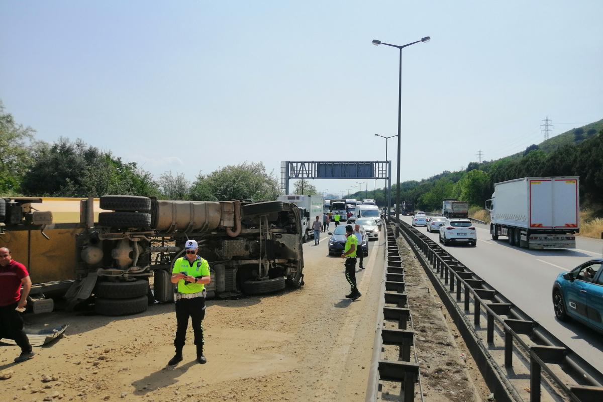 TEM’de bariyerlere çarpan hafriyat yüklü kamyon devrildi