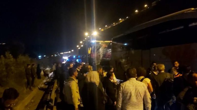 TEM’de bir minibüs ve iki yolcu otobüsü zincirleme kazaya karıştı: 4 yaralı