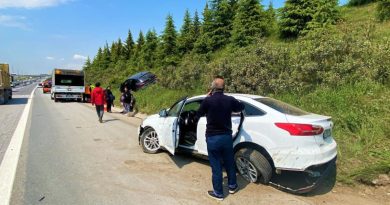 TEM’e düşen taş kazaya sebep oldu: 2 yaralı
