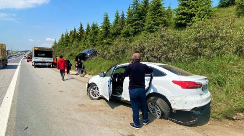 TEM’e düşen taş kazaya sebep oldu: 2 yaralı