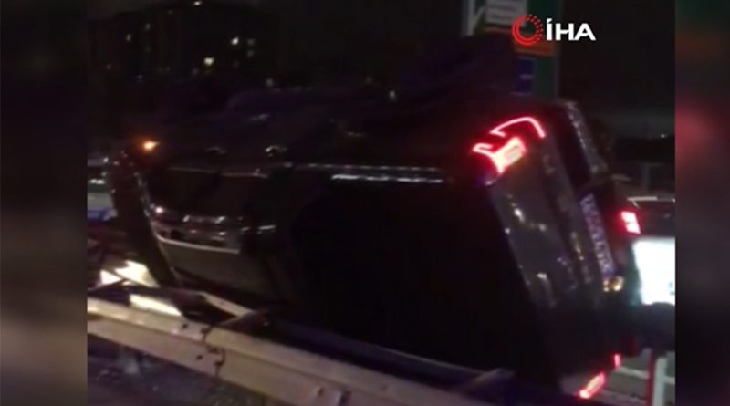 TEM Otoyolu’nda 'makas' kazasında pikap takla attı: 4 yaralı