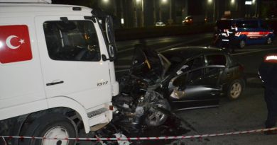 Ters yöne giren alkollü sürücü kamyonla kafa kafaya çarpıştı