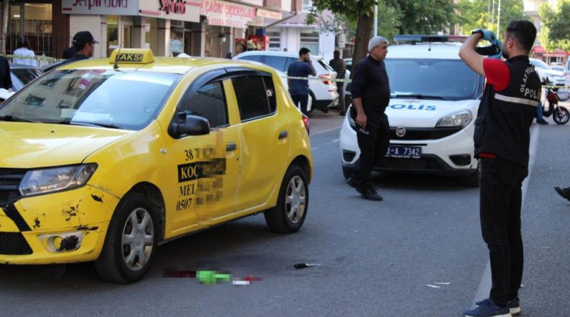 Ticari taksi sahibinin oğlu, önünü kestiği şoförü başından vurarak öldürdü