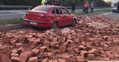Tır dorsesindeki tuğlalar otomobilin üzerine düştü: 3 yaralı