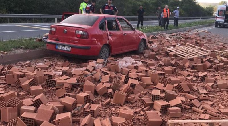 Tır dorsesindeki tuğlalar otomobilin üzerine düştü: 3 yaralı