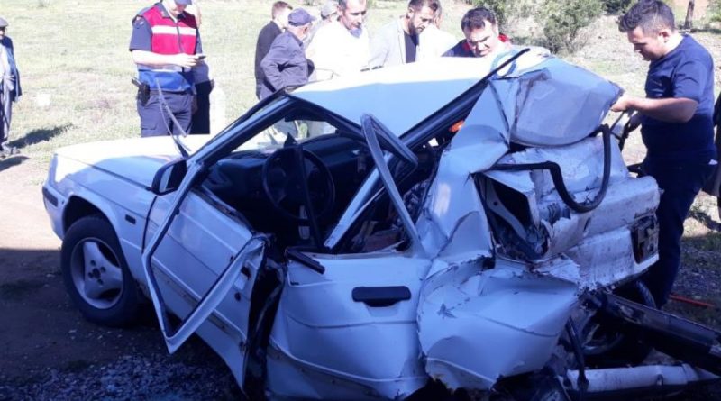 Tır, otomobili kağıt gibi ezdi: 1 ölü, 3 yaralı