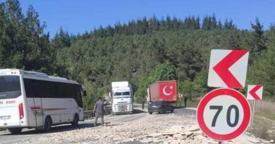 Tırın dorsesine yüklü mermerleri tutan halatlar kopunca olanlar oldu