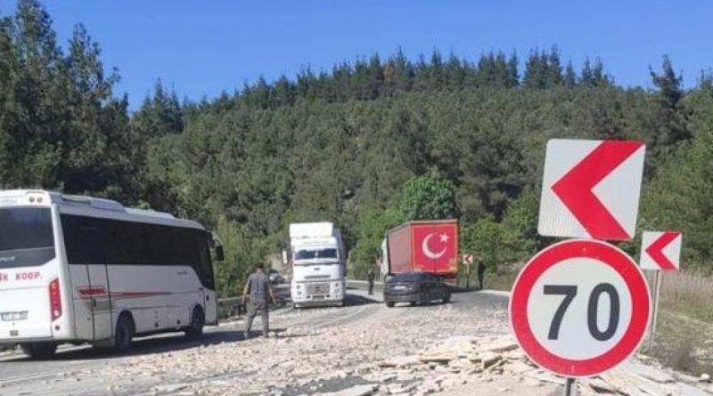 Tırın dorsesine yüklü mermerleri tutan halatlar kopunca olanlar oldu