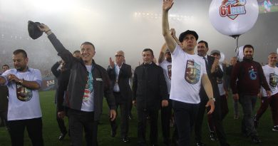 Trabzonspor başkanı, teknik direktörü ve futbolcular taraftarları ile sahada şampiyonluğu böyle kutladı