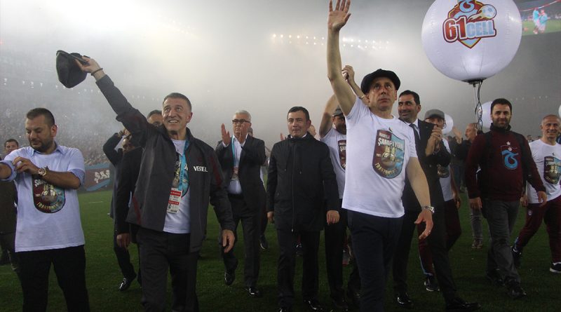 Trabzonspor başkanı, teknik direktörü ve futbolcular taraftarları ile sahada şampiyonluğu böyle kutladı