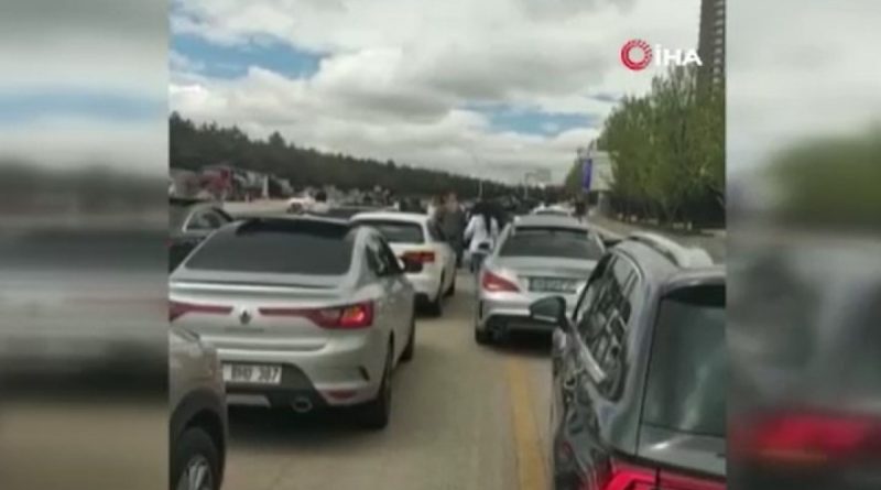 Trafik magandaları yol kapatıp havaya ateş açtı