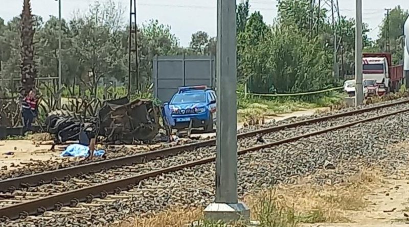 Trenle traktör çarpıştı: 1 ölü