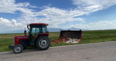 Tuğla yüklü traktörün bağlantı demiri koptu