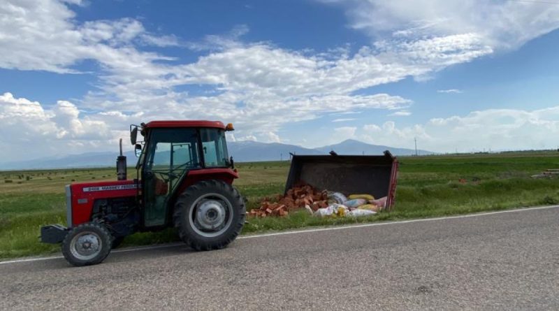 Tuğla yüklü traktörün bağlantı demiri koptu