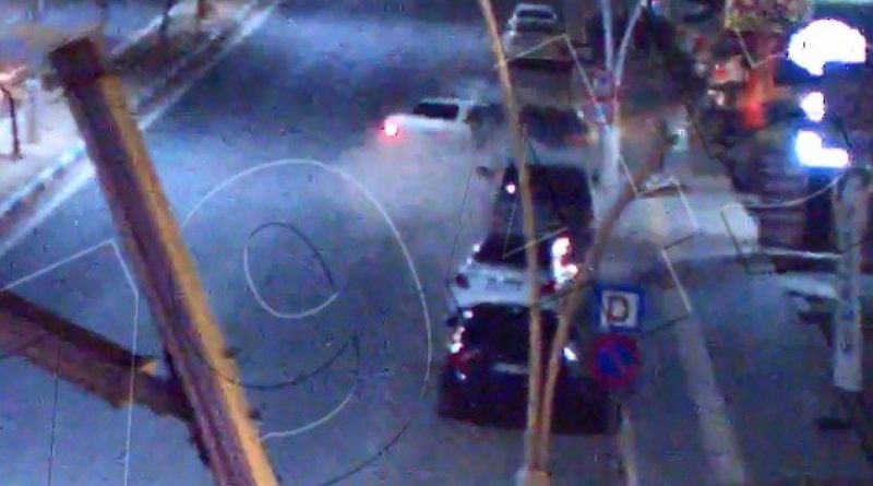 Tunceli'de otomobil park halindeki araçları biçti