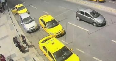 Turistlerin paralarını 'tırnakçılık' yöntemiyle çalan taksiciler tutuklandı