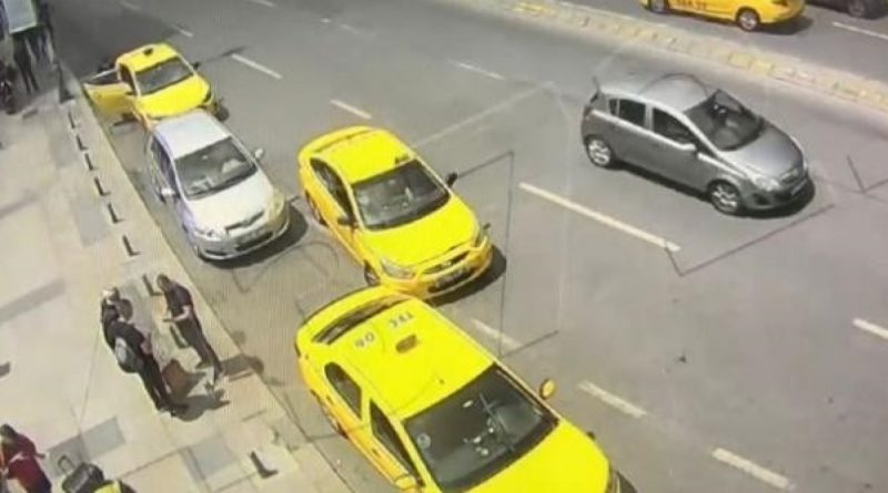 Turistlerin paralarını 'tırnakçılık' yöntemiyle çalan taksiciler tutuklandı