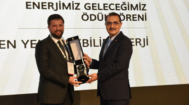Türkiye Enerji ve Doğal Kaynaklar Zirvesi’nde TİKAV ile Akfen Yenilenebilir Enerji’ye ödül